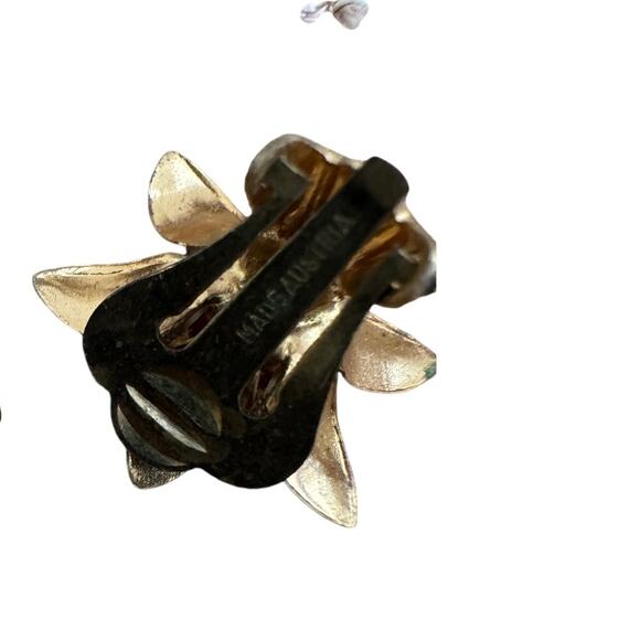 Vintage Gold Floral Faux Pearl Center Clip-On Earrings Made in Austria - Picture 4 of 5